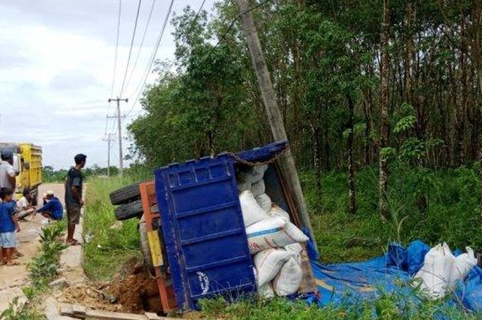 Mobil truck nopol BE 9365 L bermuatan gabah menabrak tiang listrik 