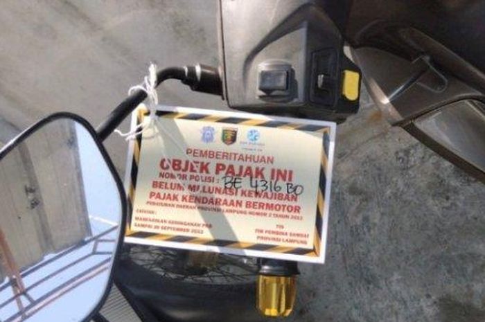 Ilustrasi stikerisasi motor yang menunggak pajak kendaraannya