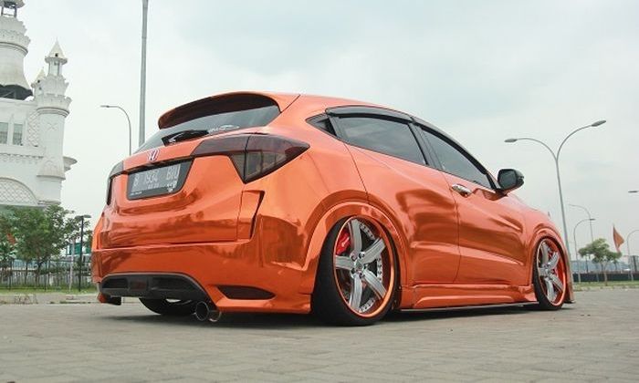 Tampilan belakang modifikasi Honda HR-V orange warrior