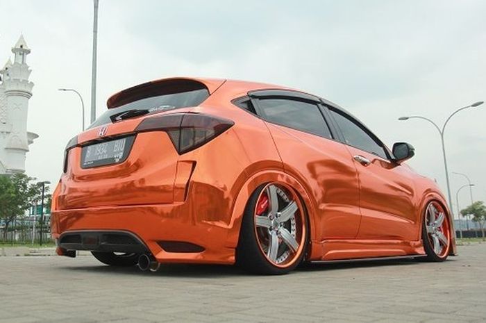 Tampilan belakang modifikasi Honda HR-V orange warrior