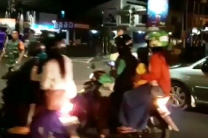 Bentrokan dua ormas di Magelang Kota membuat jalanan macet.