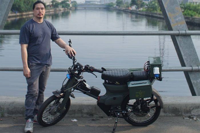 David dan Honda C70 listrik buatannya 