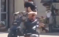 Gokil, Pria Ini Wheelie Sambil Headstand di Atas Motor