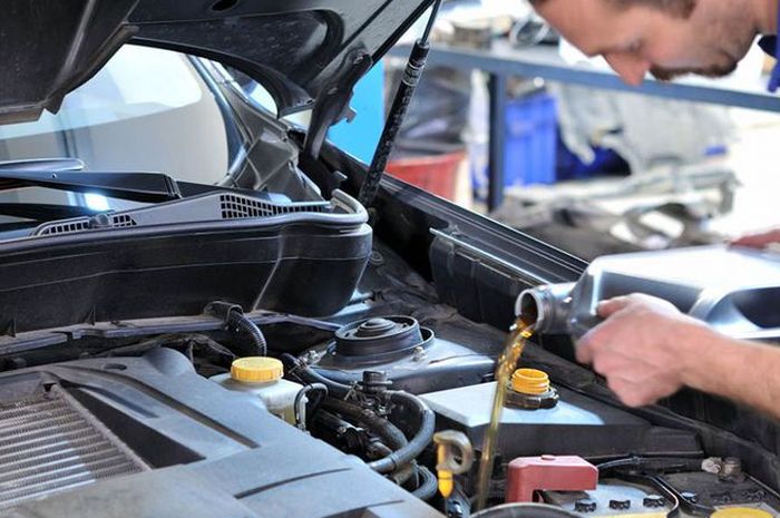 Ilustrasi menganti oli pada mobil