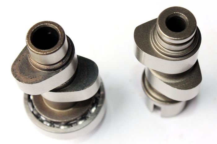 Kiri kem Big Valve, lift tinggi. Kanan kem standar korek, klep kecil dan lift rendah