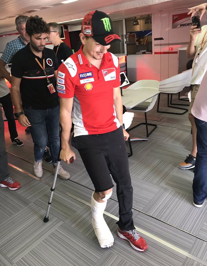 Jorge Lorenzo cedera jari kaki kanan akibat jatuh tak lama setelah start di MotoGP Aragon