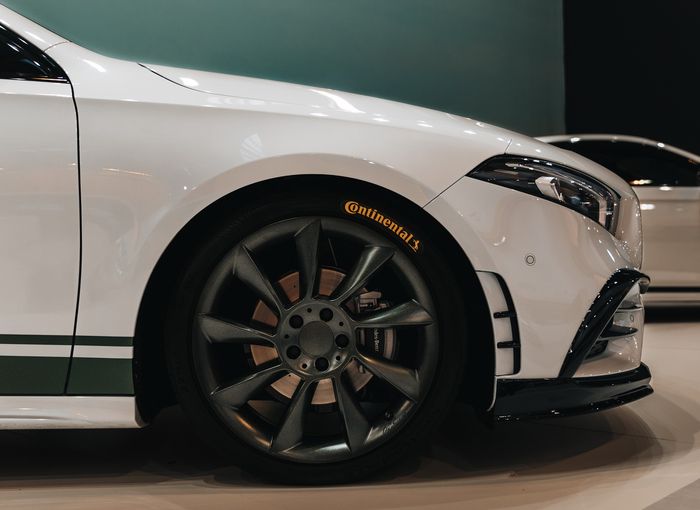 Modifikasi Mercedes-Benz A-Class ditopang pelek RS8 Lorinser Green 19 inci