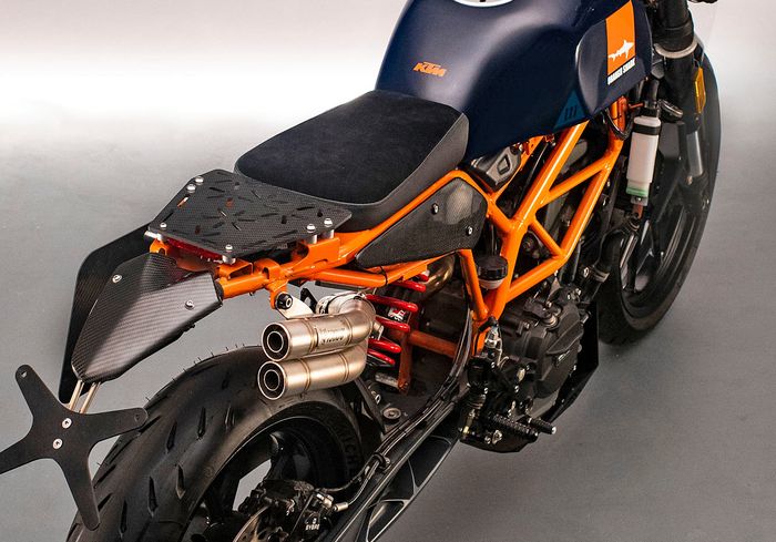 Jok single seater yang disambung dengan rak dan spakbor minimalis