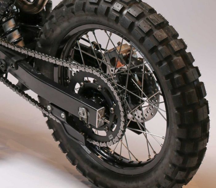 Kaki-kakinya mendapat pelek Moose Racing