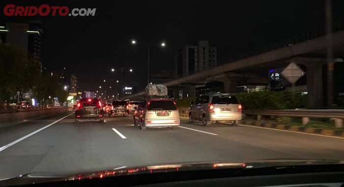 Kepadatan lalu lintas pemudik yang akan meninggalkan Jakarta di Tol Dalam Kota.
