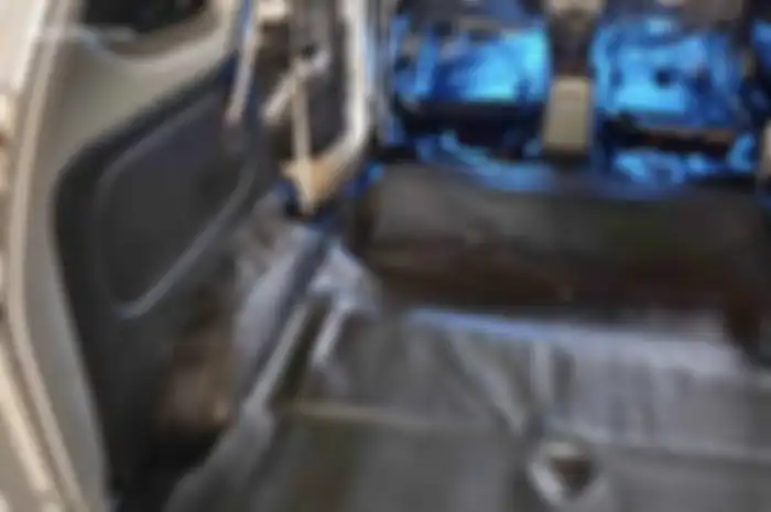 Karpet Dasar Mobil Berbau Setelah Terkena Air, Apa Solusinya?