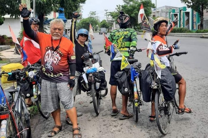Sejumlah warga dari Bandung rela menggowes sepeda untuk menonton MotoGP Indonesia 2022 di Sirkuit Mandalika, Nusa Tenggara Barat