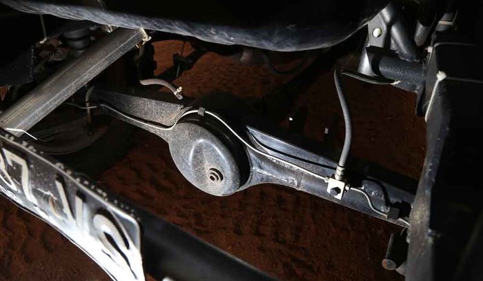 Gardan berbonggol tengah sebagai ciri LJ80