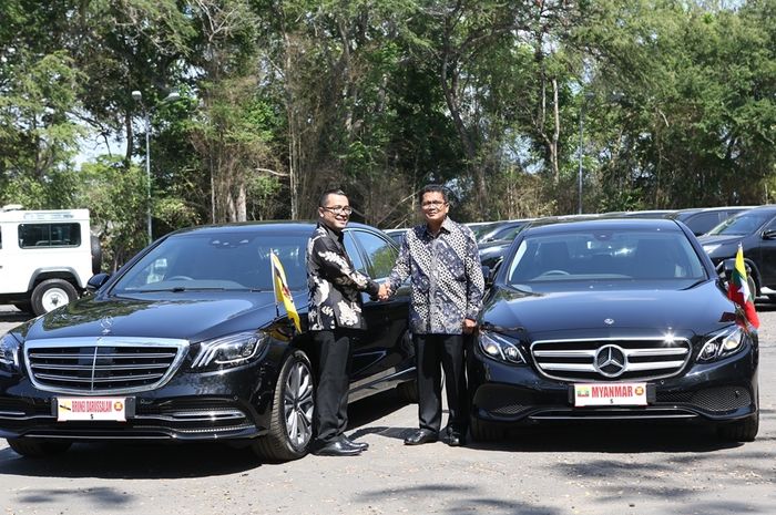 Kariyanto Hardjosoemarto (kiri) dan Piping Supriatna (kanan) dalam penyerahan E 250 Avantgarde dan S