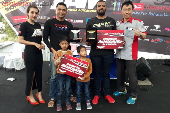 Harpit Singh (kedua dari kiri) jadi Champion dan Iwan Lesmana (ketiga dari kiri) jadi Runner-up Champion Autovision AutoLightUp Contest Pekanbaru, Riau