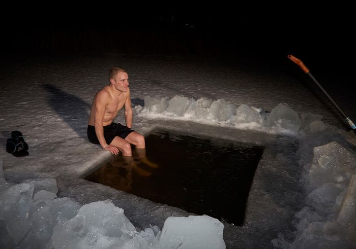 Valtteri Bottas beredam di danau es, bagi orang Filandia yang sudah terbiasa dengan cuaca dingin, tampaknya biasa saja ya