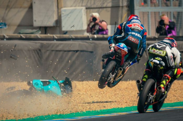 Momen saat Jakub Kornfeil melompati motor Enea Bastianini
