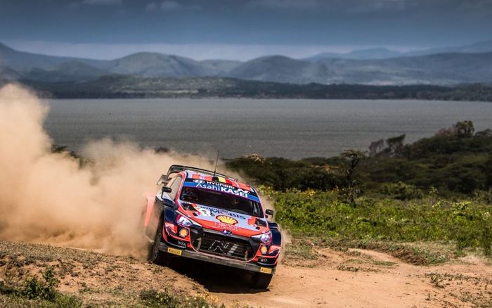 Thierry Neuville beraksi dengan Hyundai i20 pada shakedown Reli Safari 2021