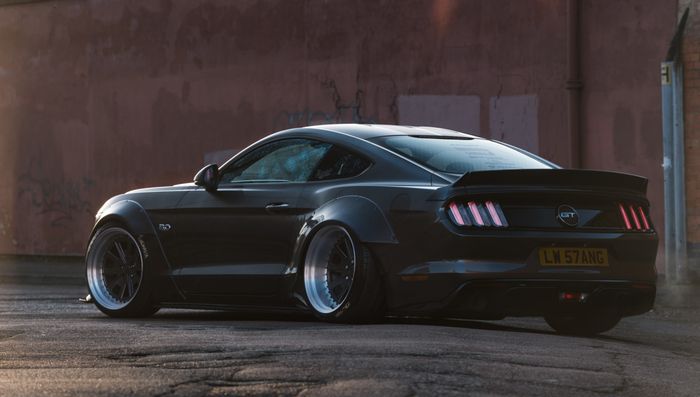 Tampilan belakang Ford Mustang garapan Liberty Walk