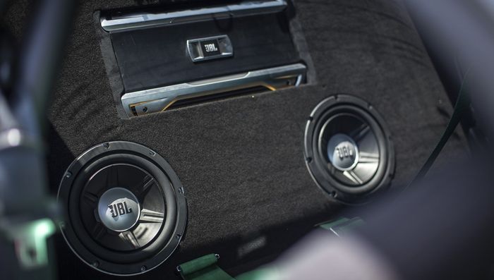 Subwoofer JBL dan amplifier terpasang di kabin belakang Nissan GT-R R34