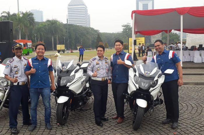 Kadishub saat berpose moge di BMW K 1600 B