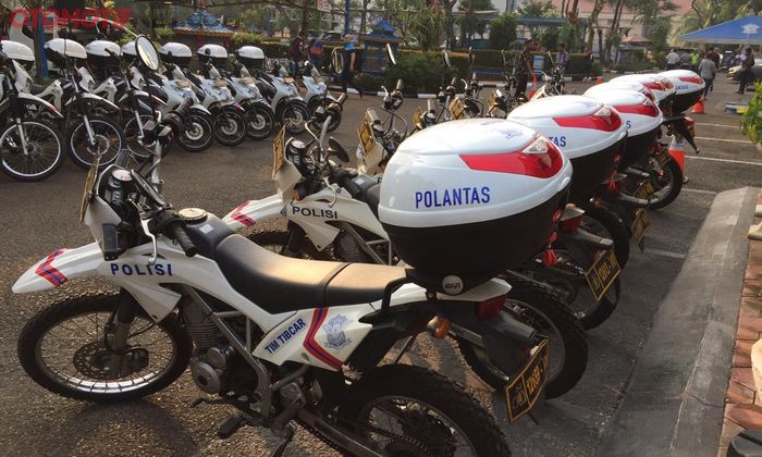 KLX150 Hingga Scorpio Polantas Makin Praktis, GIVI Berikan 100 Unit Box ke Polda Metro Jaya