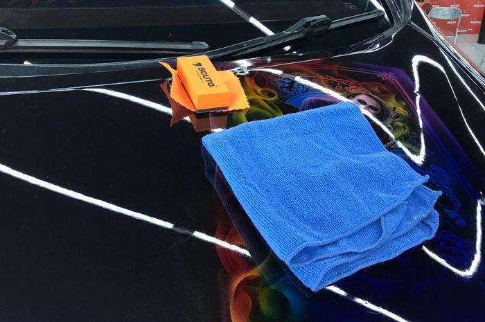 Ternyata ini alasan lap pakai kain microfiber lebih aman buat cat mobil.