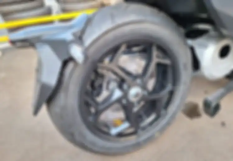 Tak Bisa Asal Copot, Ini Bahaya Tersembunyi Saat Ganti Ban Motor Listrik Yang Jarang Diketahui