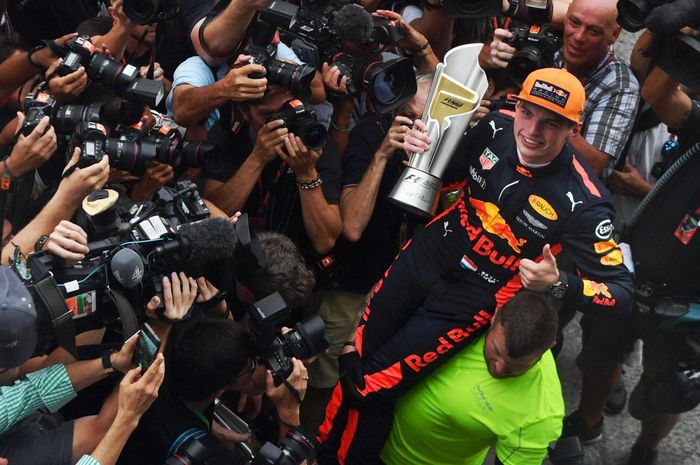 Max Verstappen membawa piala kemenangannya di GP Malaysia