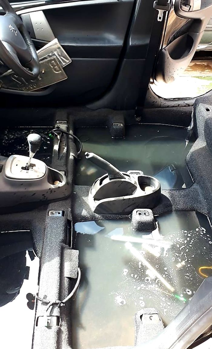 Air banjir masuk sampai memenuhi lantai kabin Peugeot 107