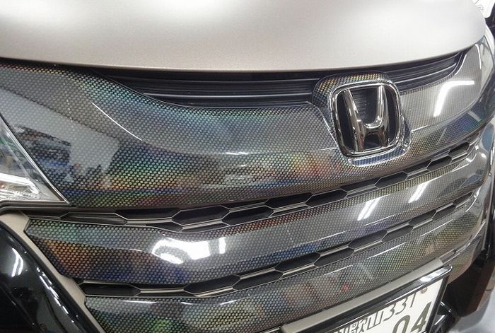 Gril modifikasi Honda Odyssey diberi lapisan serat karbon berefek bunglon
