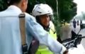 Pemotor Emosi Dinasehati Polisi soal Helm, Dikasih Surat Tilang Langsung 'Kicep'