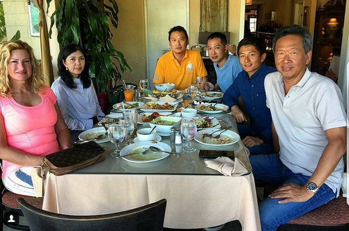 Pembalap F1 pertama asal Indonesia, Rio Haryanto (kedua dari kanan) berkumpul makan bersama dengan keluarga