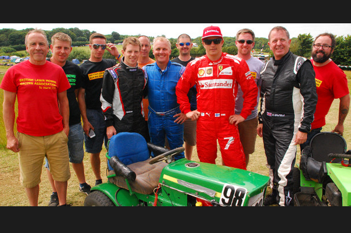 Pembalap Ferrari Kimi Raikkonen bersama komunitas balap mesin rumput di Inggris