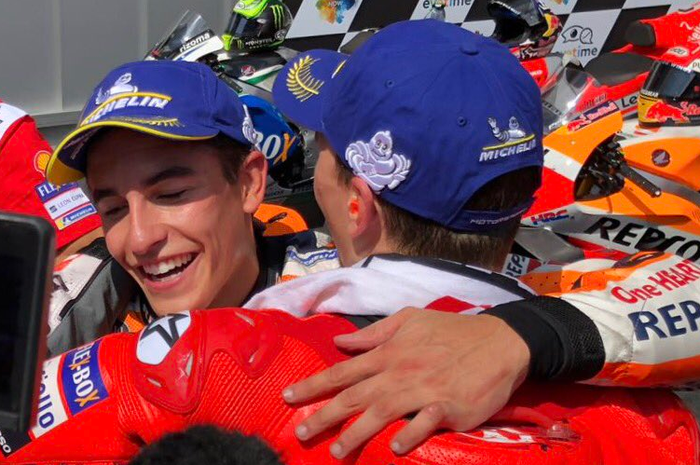 Marc Marquez berpelukan dengan Jorge Lorenzo usai MotoGP Austria