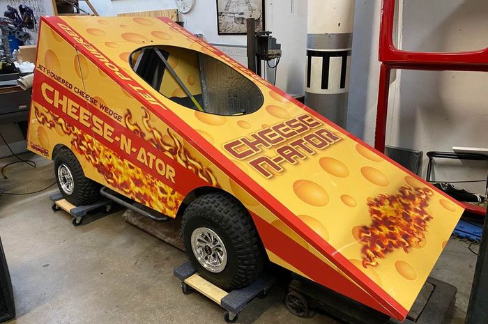 Mobil berbentuk keju dengan mesin jet berjuluk Cheese-N-Ator