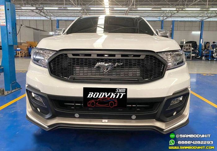 Tampilan depan modifikasi Ford Everest garapan Siam Bodykit, Thailand