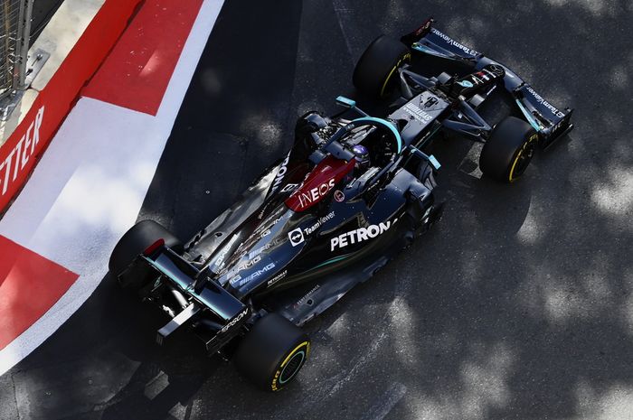 Lewis Hamilton mengaku mobil Mercedes lambat saat menjalani sesi latihan F1 Azerbaijan 2021 hari Jumat (4/6)