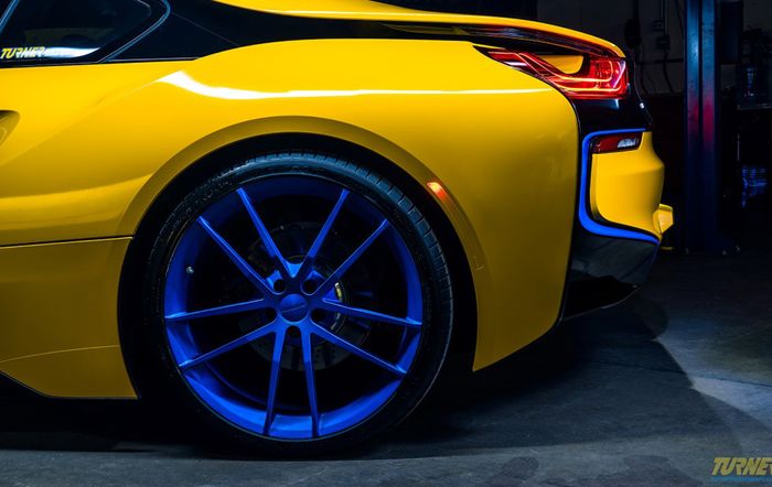 Pelek BMW i8 dengan kelir warna kuning ngejreng
