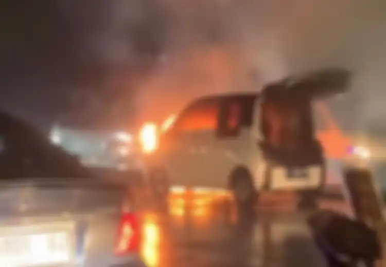 Di Tengah Hujan, Wuling Air EV Ludes Dilahap Si Jago Merah di Bandung
