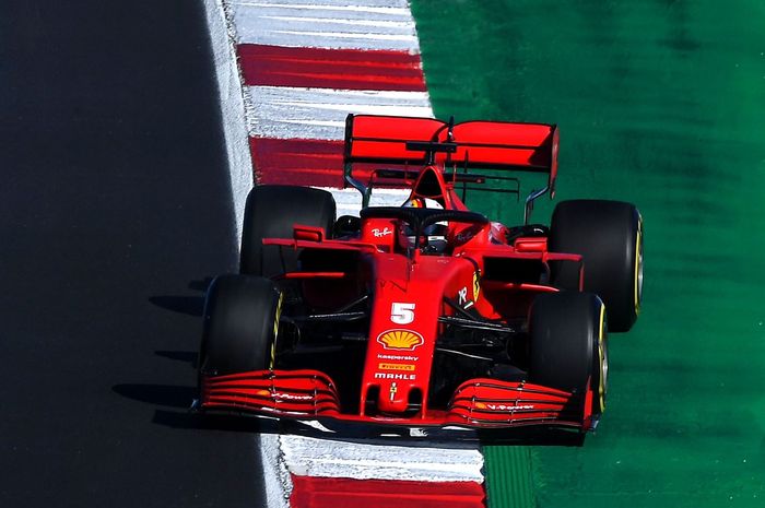 Tingkah Sebastian Vettel mengocok perut. Lihat anjing di sirkuit saat FP2 F1 Bahrain malah bernyanyi