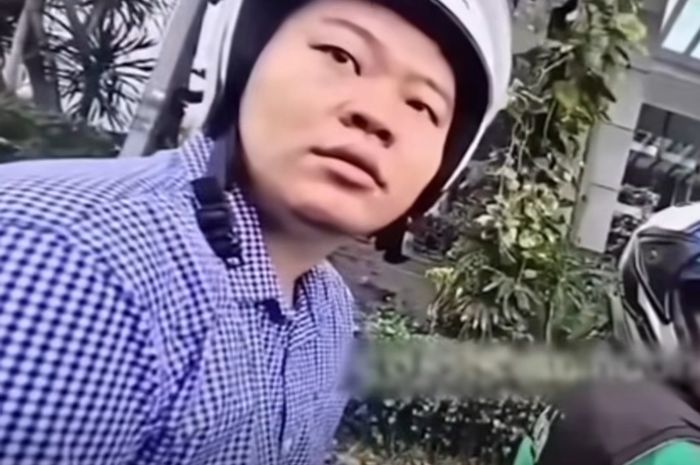 Penumpang ojek ini merokok di motor, saat ditegur malah tal terima dan balas dengan makian