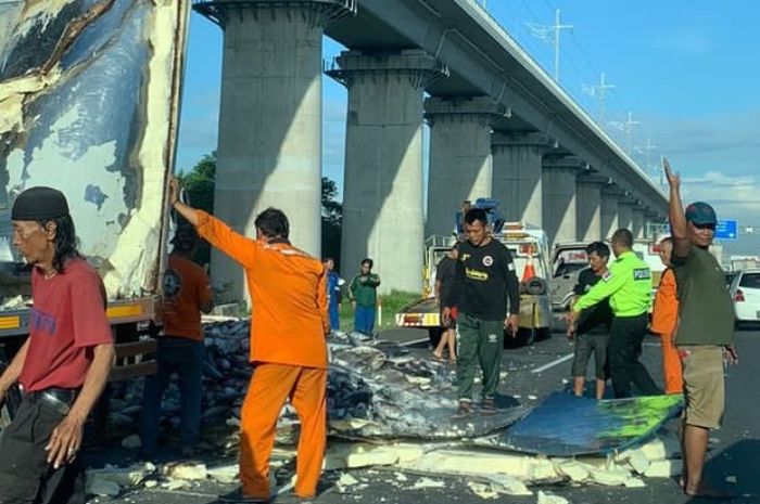 Kecelakaan mobil berisikan ikan di Tol Japek