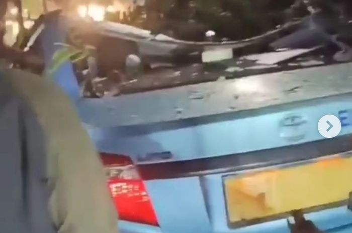 Toyota Limo yang dikendarai oleh Bahori hancur pada bagian atas