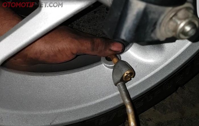  Isi angin lebih mudah tanpa harus lewat sela-sela palang pelek 