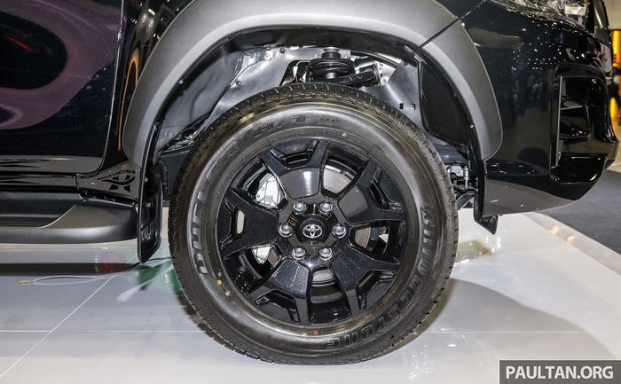Toyota Hilux Black Edition pakai pelek Y-spoke hitam ukuran 18 inci