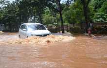 5 Yang Di Perhatikan apabila Mobil Matik Nekat Menerjang Genangan Air