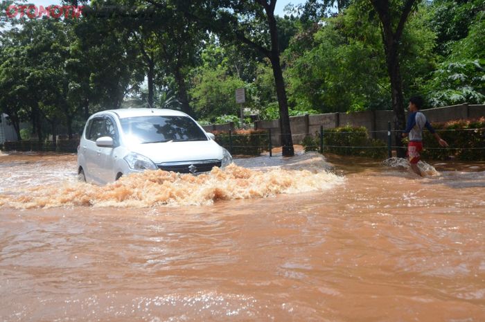 Ilustrasi mobil nekat menerjang banjir
