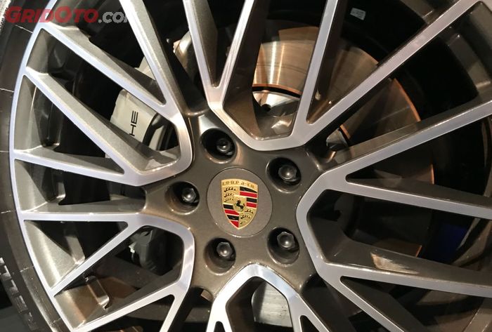 Tekonologi pengereman terbaru Porsche Cayenne yaitu Porsche Surface Coated Brake
