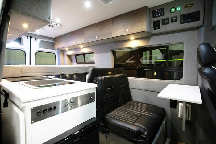 Nuansa kabin lega dan fungsional dari Ford Transit
